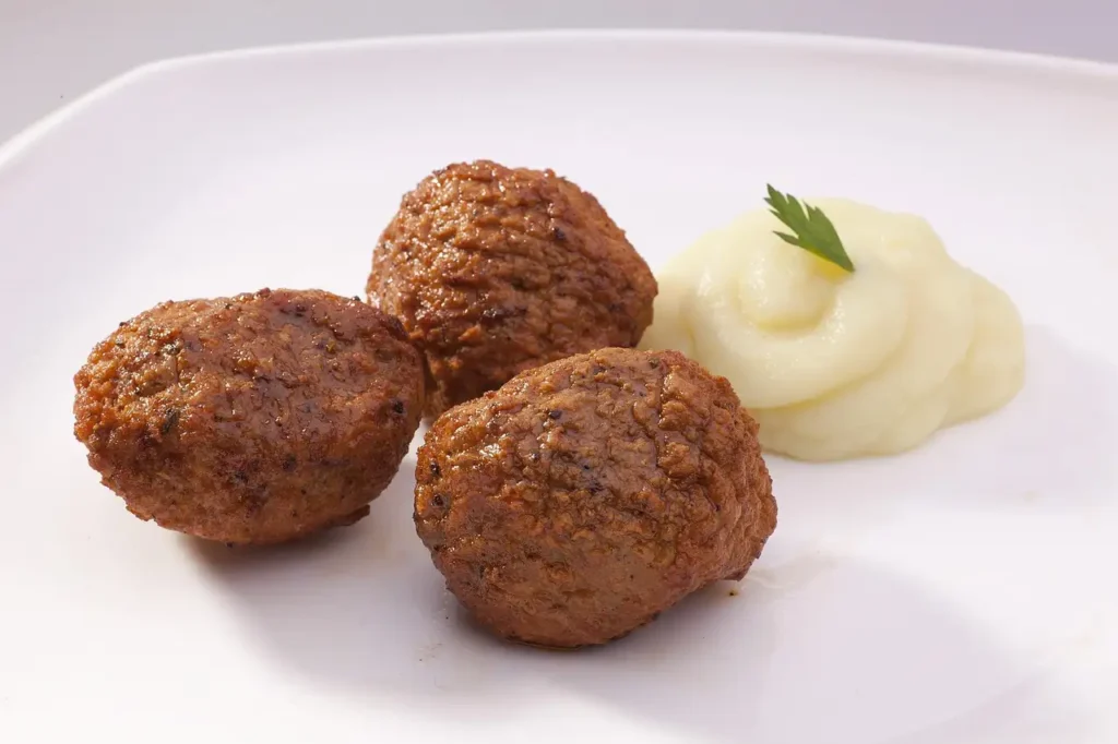 Gehaktballetjes in pindasaus: recept en tips